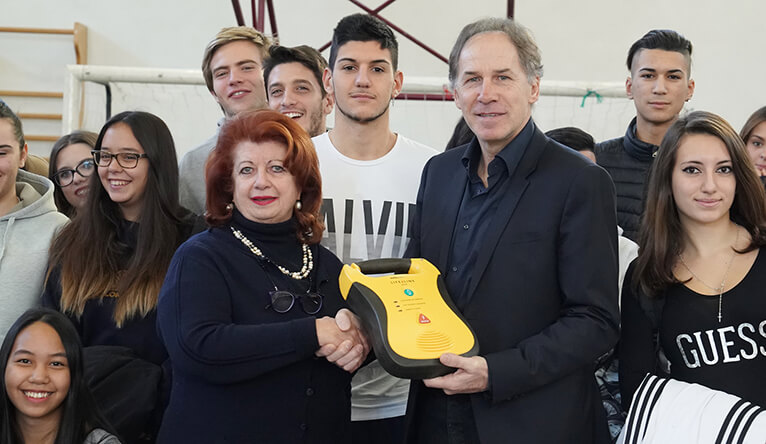 Un defibrillatore in ogni scuola di Milano